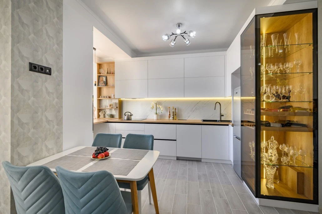 biala kuchnia z witryna szklana